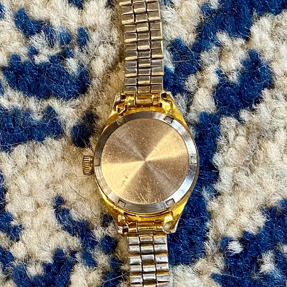 Women’s Geneva Antimagnetic WIND UP gold toned stainless steel watch - Picture 4 of 5